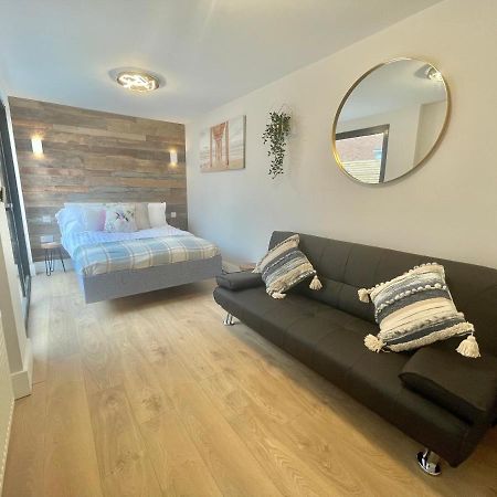 Cloud9 Guest House - By Coastline Retreats - 2 Bedroom Self Contained Garden Flat - Luxury Bath, Netflix, Superfast Wifi, Parking Included 伯恩茅斯 外观 照片