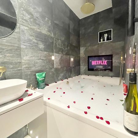 Cloud9 Guest House - By Coastline Retreats - 2 Bedroom Self Contained Garden Flat - Luxury Bath, Netflix, Superfast Wifi, Parking Included 伯恩茅斯 外观 照片