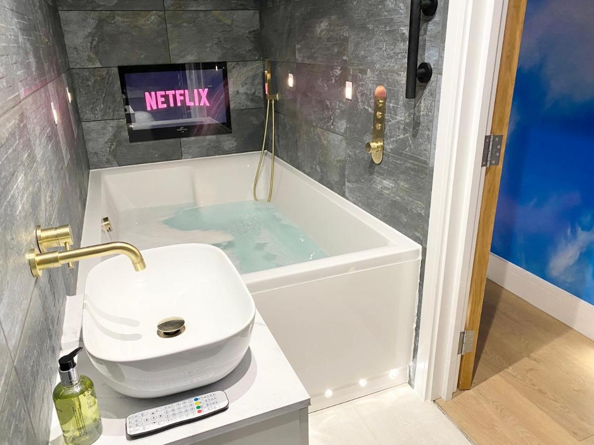 Cloud9 Guest House - By Coastline Retreats - 2 Bedroom Self Contained Garden Flat - Luxury Bath, Netflix, Superfast Wifi, Parking Included 伯恩茅斯 外观 照片