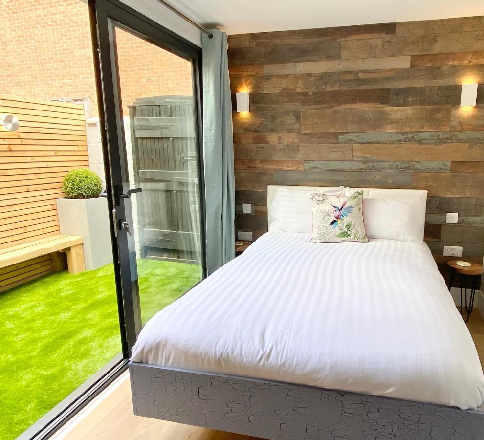 Cloud9 Guest House - By Coastline Retreats - 2 Bedroom Self Contained Garden Flat - Luxury Bath, Netflix, Superfast Wifi, Parking Included 伯恩茅斯 外观 照片