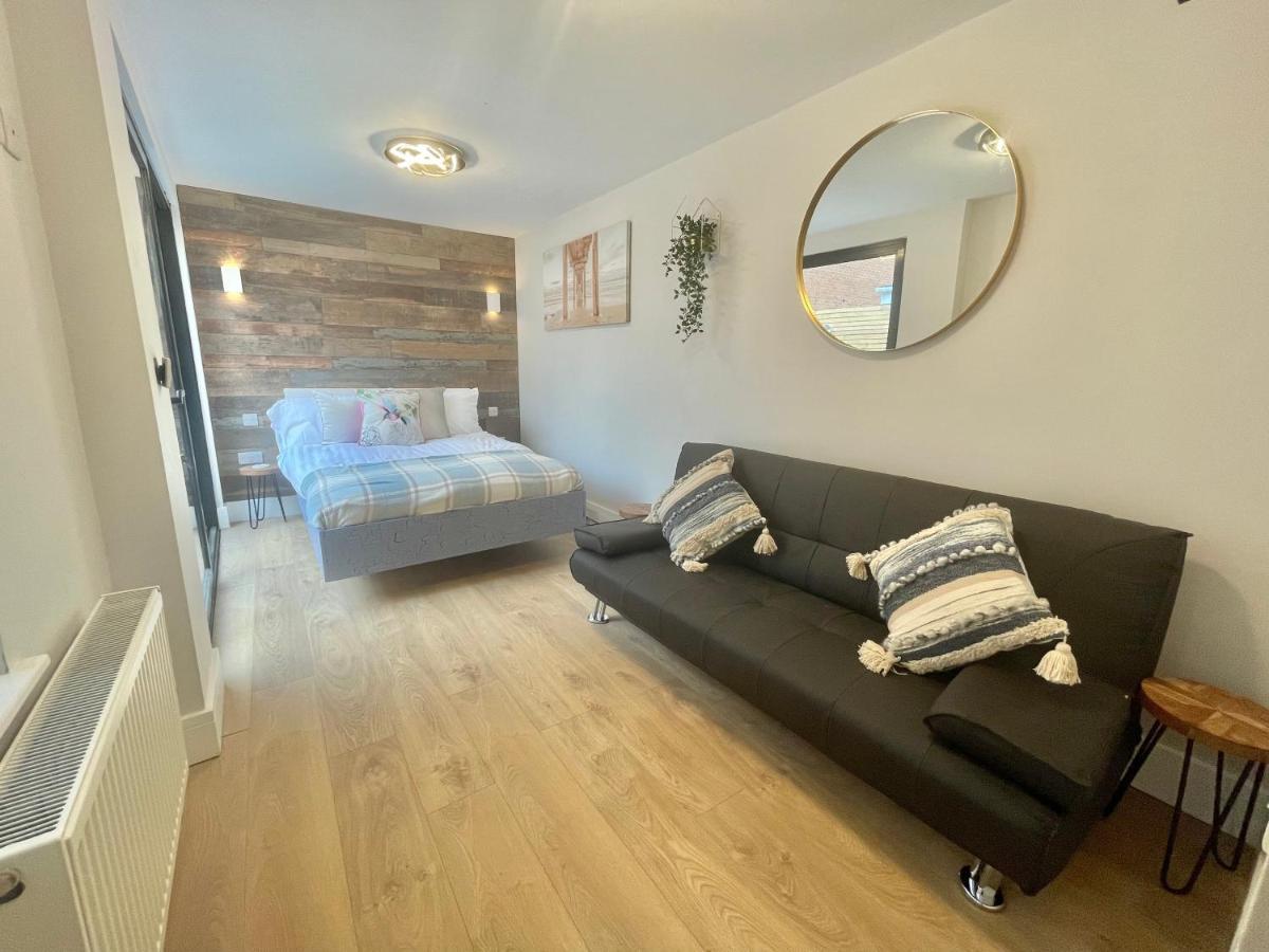 Cloud9 Guest House - By Coastline Retreats - 2 Bedroom Self Contained Garden Flat - Luxury Bath, Netflix, Superfast Wifi, Parking Included 伯恩茅斯 外观 照片