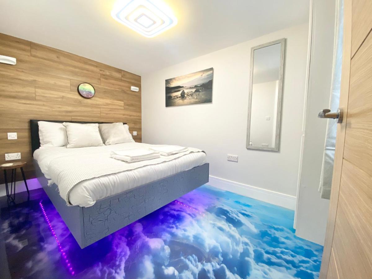 Cloud9 Guest House - By Coastline Retreats - 2 Bedroom Self Contained Garden Flat - Luxury Bath, Netflix, Superfast Wifi, Parking Included 伯恩茅斯 外观 照片