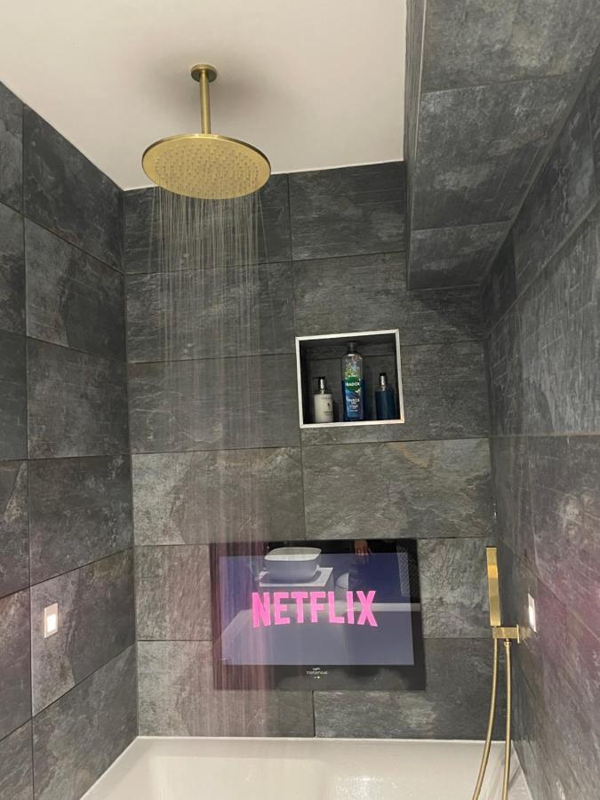 Cloud9 Guest House - By Coastline Retreats - 2 Bedroom Self Contained Garden Flat - Luxury Bath, Netflix, Superfast Wifi, Parking Included 伯恩茅斯 外观 照片